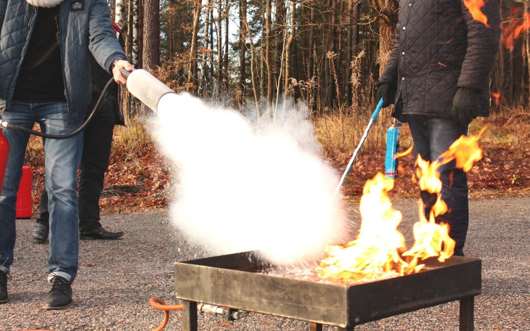 Dinas Damkar Berau Evakuasi di Gedung Masjid